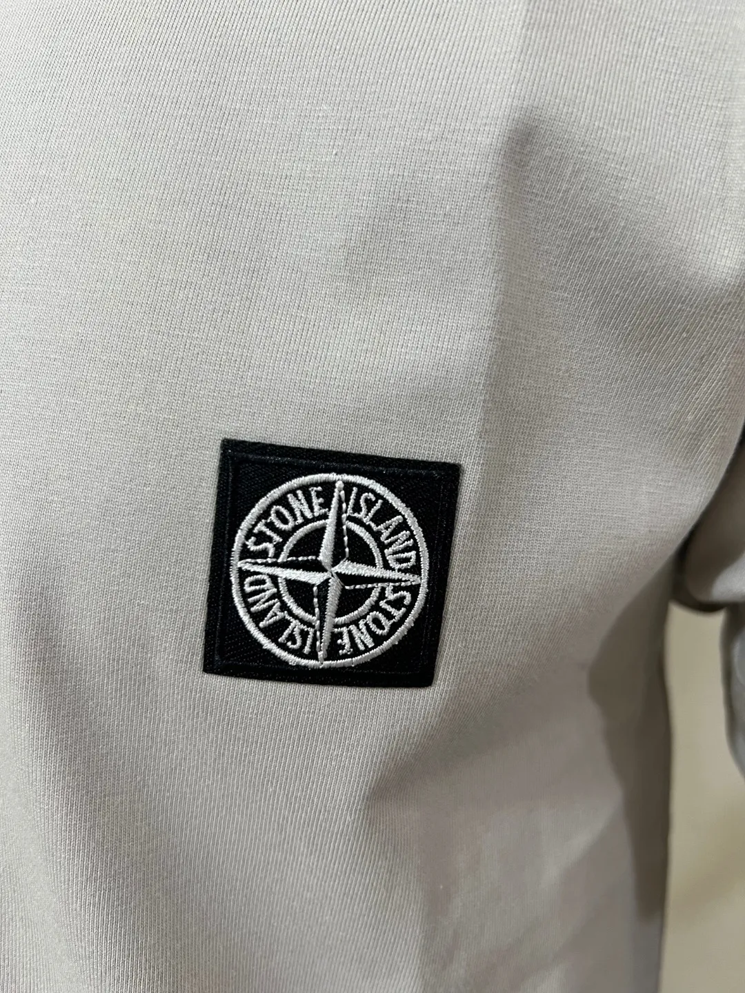 P140 STONE ISLAND top version, differentiated currency, 2025ss official website synchronization, embroidered small label LOGO short-sleeved T-shirt, 64 counts, high density 240g double yarn pure cotton, imported machine embroidered small label, embroidered letters are clean and neat, supports NFC scanning code to enter GW, YB ready-to-wear fabric collar hemming, shoulder bone and tight thread It will not deform after being worn for a long time. It has been washed with high temperature for 4 times. It does not fade, shrink or pill. It is comfortable and stretchable. It is a must-have wardrobe item. Same style for men and women. Five colors: lilac gray, dark gray, white, black, copper brown. Size: XS-L. Maximum L can wear 200 pounds.